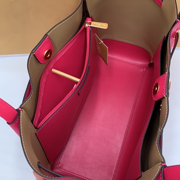 MICHAEL KORS
Reed Large Logo Belted Shoulder
Tote Bag & large wallet
Elec Pink - Picture 12 of 15